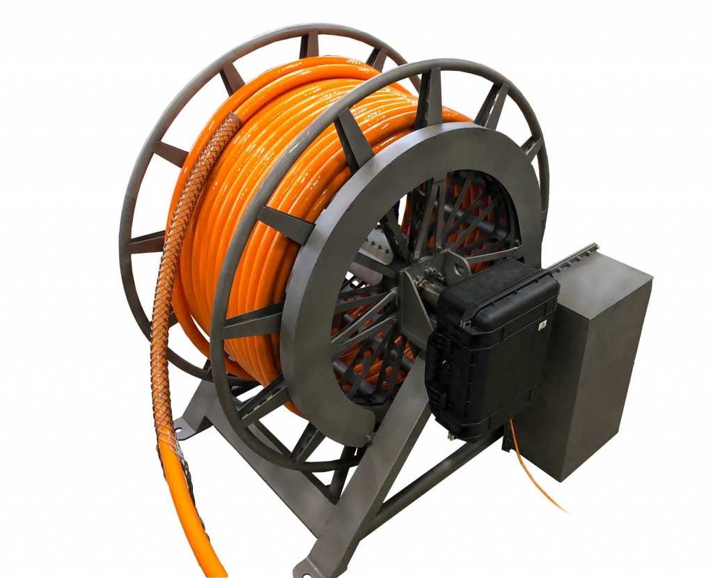 Deck winch SDW for towed HV power cable